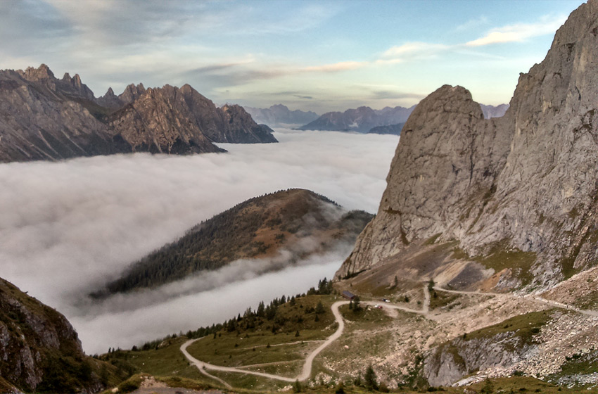 veduta della vallata coperta di nebbia