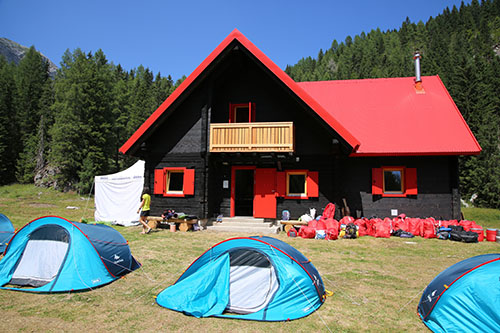 campo base con tende davanti ad un rifugio
