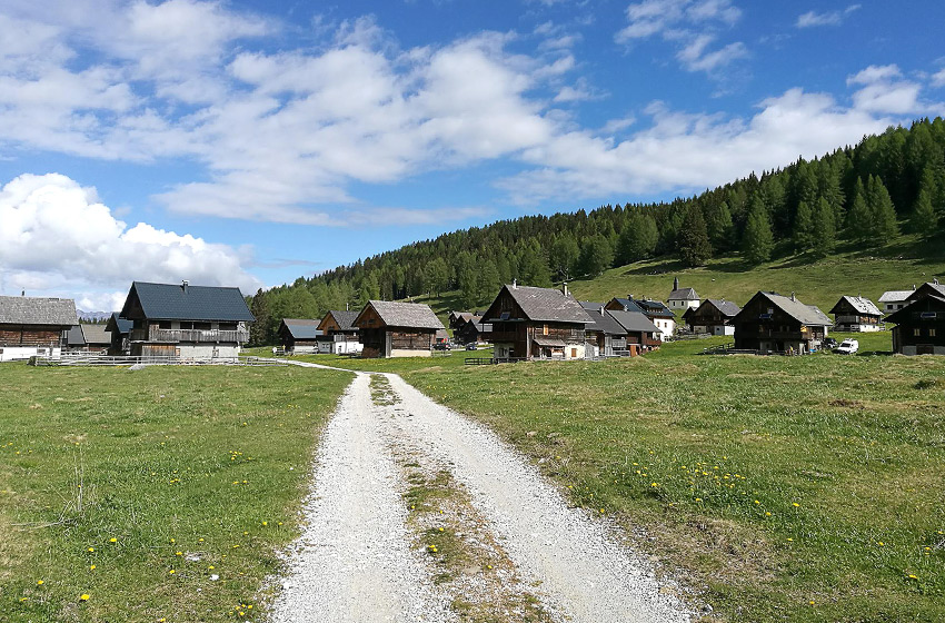 veduta di un villaggio nelle alpi carniche