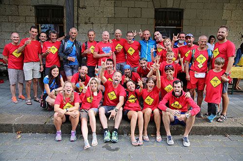gruppo dei volontari della carnica ultra trail con maglietta rossa