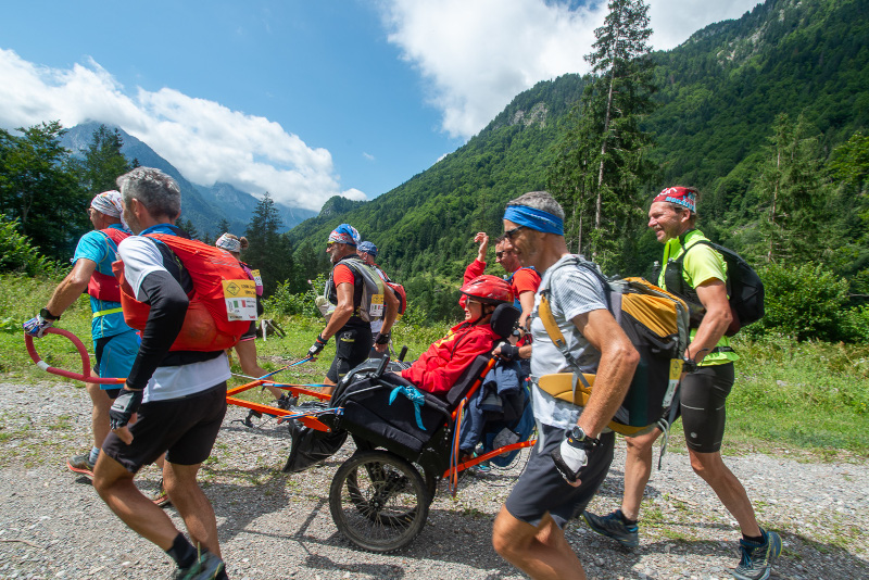 un gruppo di atleti di 120K Carnica Ultra Trail che spingono una K-bike