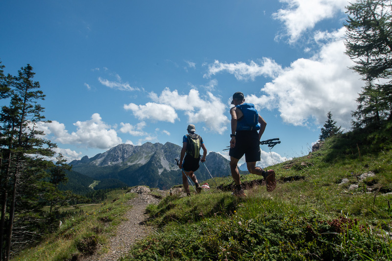 due corridori durante la corsa Carnica Ultra Trail