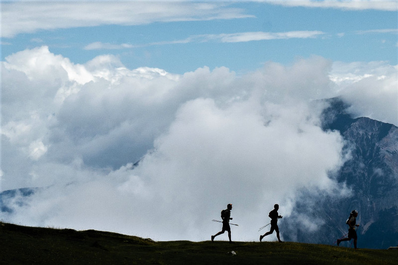 Tre atleti di Carnica Ultra Trail in gara sulla cresta di una montagna
